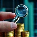 Gráfico financiero ascendente con monedas y manos sosteniendo una lupa, simbolizando crecimiento de inversión